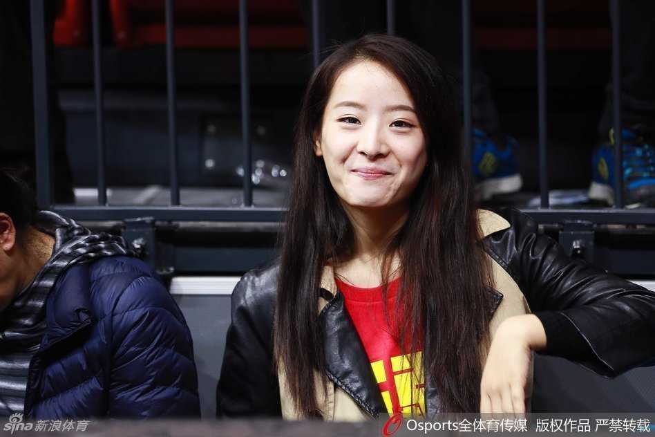 赛后气氛中，两位女士整理衣着准备离场，脸上依然挂着意犹未尽的笑意，仿佛还在回味刚才那场属于新疆的胜利。