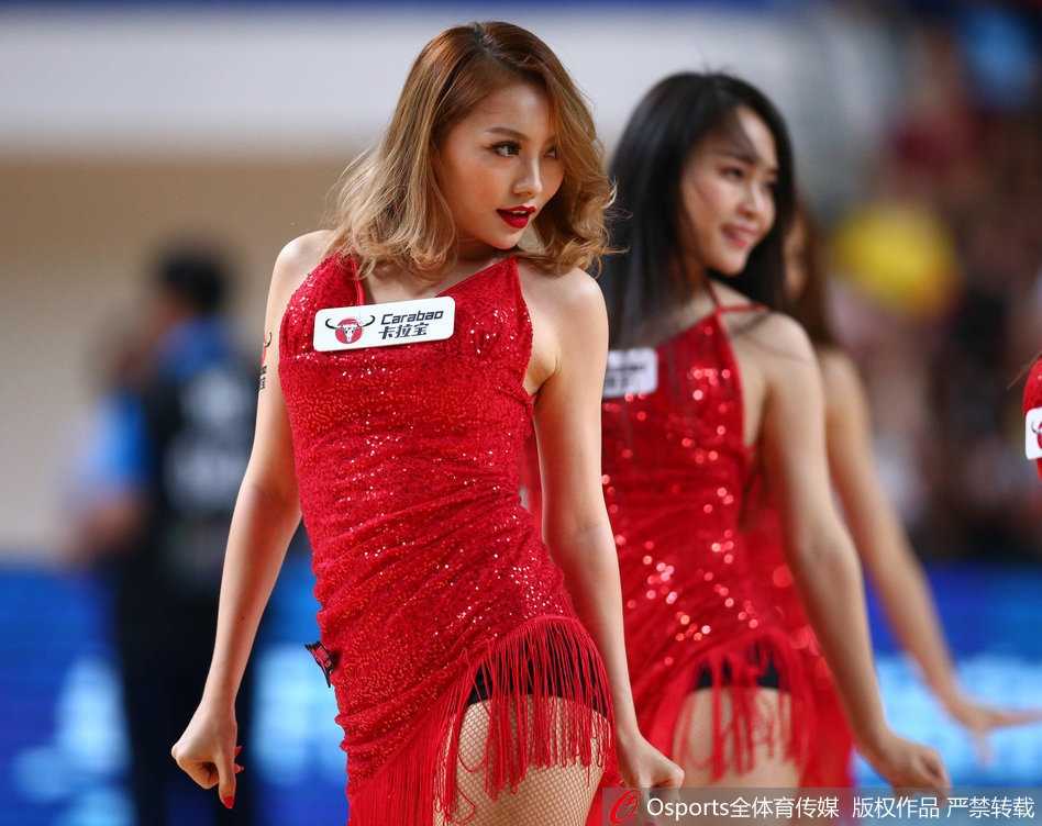 红裙热舞燃动篮球亚冠 新疆喀什古城激战阿尔利雅得 啦啦队员旋转瞬间,红裙如火焰跳动,活力四射,手中的花球在灯光下划出金色轨迹