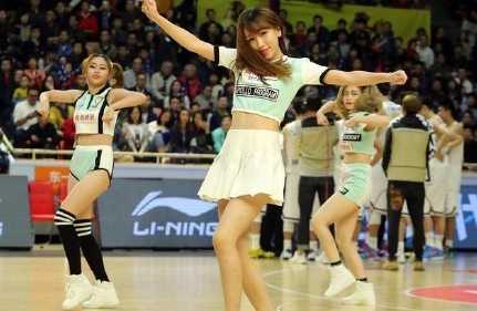 镜头近距离捕捉到她五官最动人的一刻，眉眼弯弯含笑，高挺的鼻梁和标志性的温暖笑容，简直是志玲姐姐的翻版