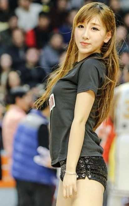 同样是暖色调的便装打扮，她手拿饮料对镜头露出浅浅的梨涡笑，神态气质像极了林志玲，让人不得不感叹造物的神奇