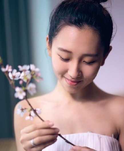 身着性感黑色啦啦队服的她在赛场上尽情舞动，裙摆飞扬间，展现出的是属于篮球宝贝独有的健康美与活力四射