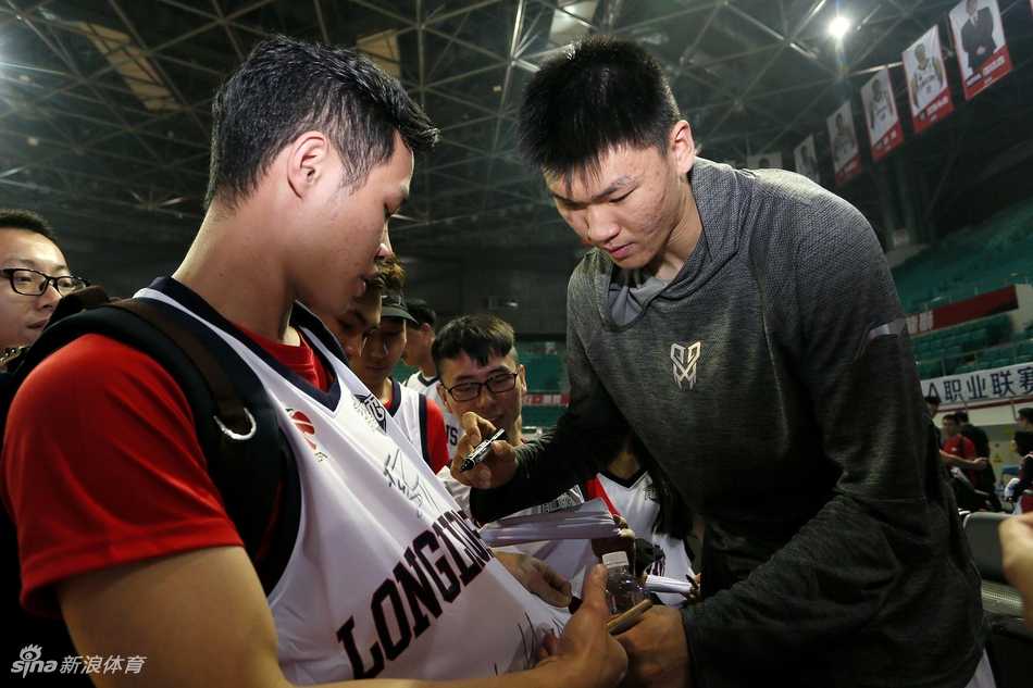 广州男篮的球员们在开放日结束前列队站好，一起向看台上的球迷鞠躬致意，感谢他们的支持，球迷们也纷纷举起手机记录这一温馨时刻。