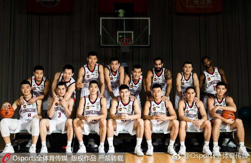 身着崭新战袍的陈盈骏与郭凯相视而笑，两位状元秀的青春气息扑面而来，仿佛预示着龙狮未来双星闪耀的后场希望。