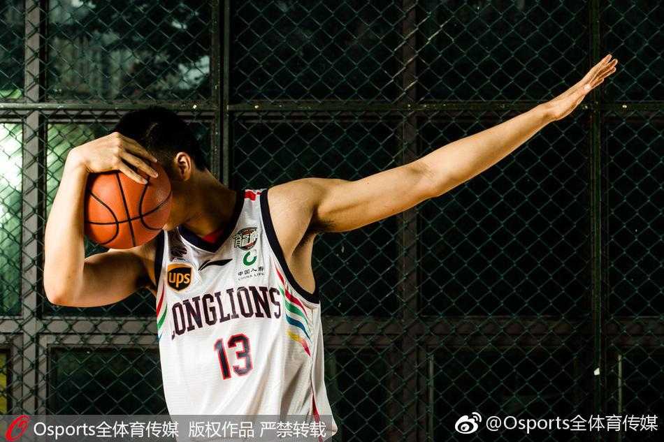 全队围拢在一起，拳头紧握，呐喊声响彻影棚。这张大合影不仅仅是人的集合，更是将所有人对新赛季的渴望，凝聚成了一个不可分割的整体。