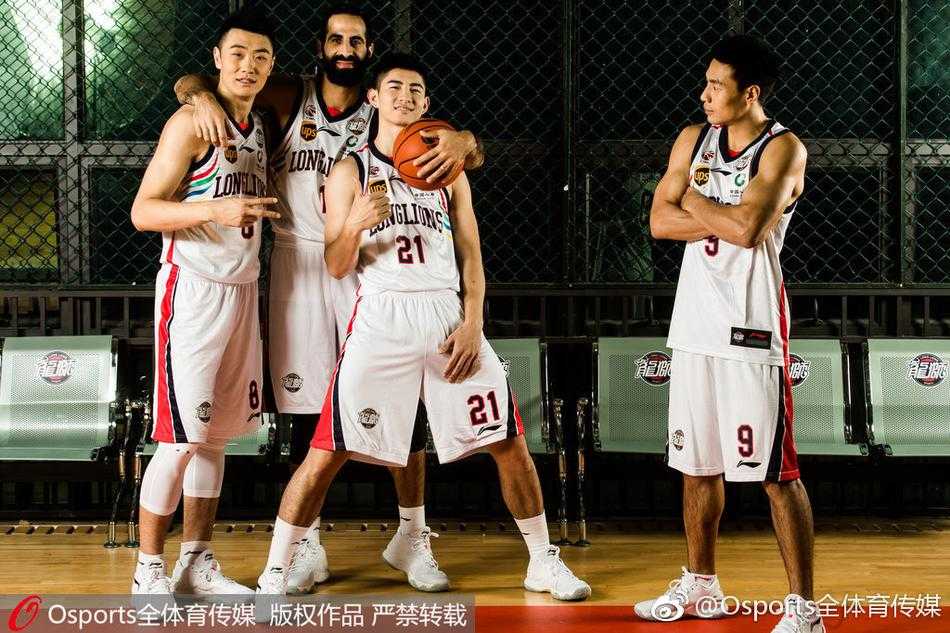 内线悍将范子铭在镜头前挥汗如雨，动态的抓拍让画面充满了张力，仿佛下一秒他就要在禁区里上演一记势大力沉的暴扣。