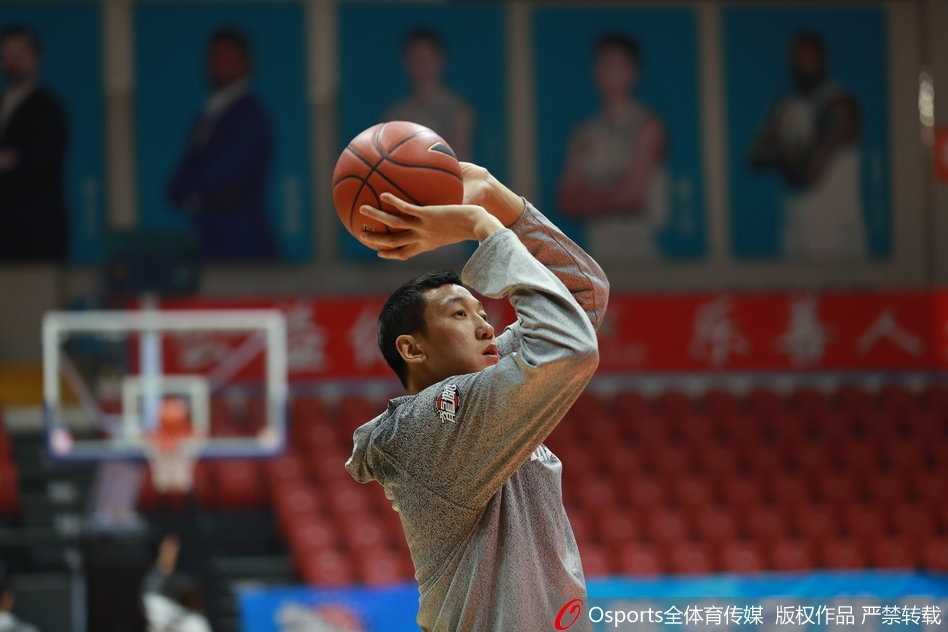 主帅崔万军双手抱胸，目光如炬地注视着场上的战术跑位，他身后的战术板上画满了复杂的跑动路线，这是他运筹帷幄的战场。