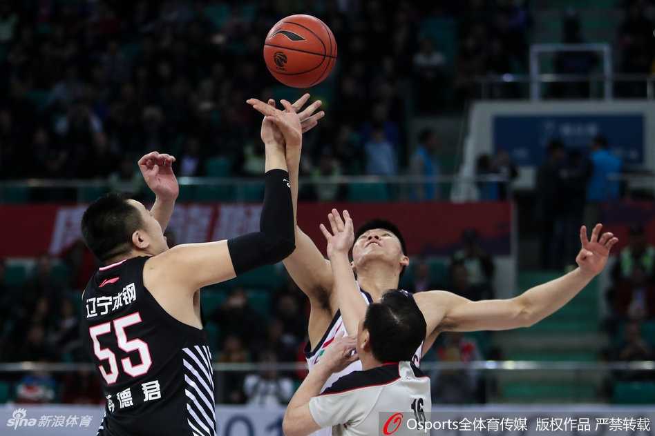 辽宁核心哈德森面对双人包夹毫无惧色，强行突破上篮，虽然身体在空中失去平衡，但依然凭借超强核心力量将球打进，彰显了MVP的风采。
