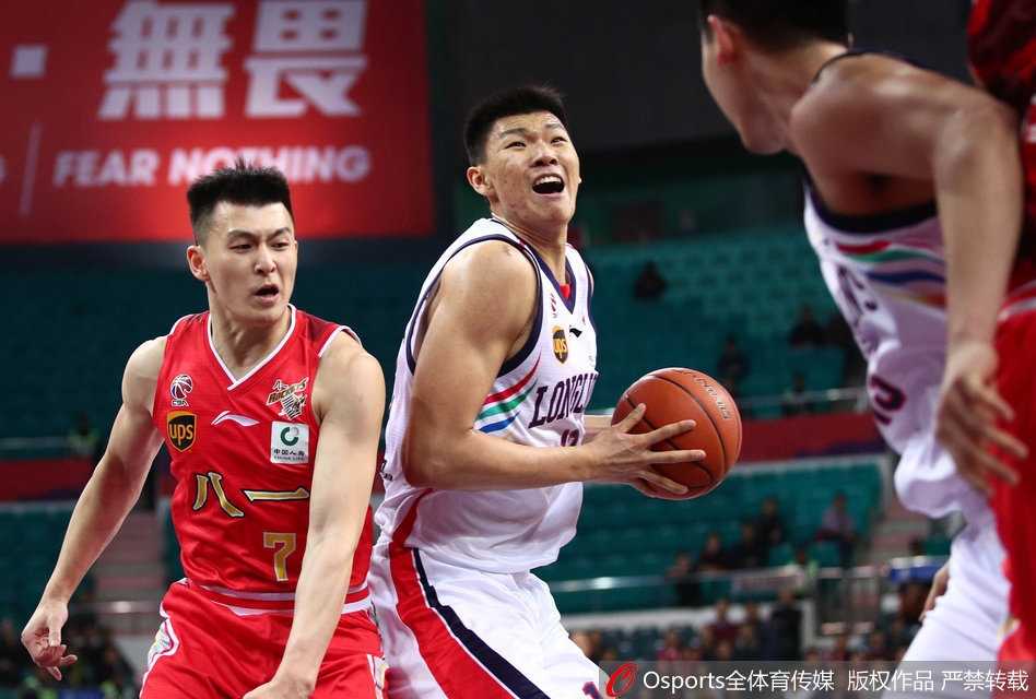 羊城风暴大胜军旅,广州龙狮送八一三连败 广州队罗旭东蝴蝶穿花般突破八一队的多人防守,他轻盈地跃起,在空中与对方发生身体接触后,依然稳稳将球抛出,裁判哨声随即响起,这是一个精彩的2+1。