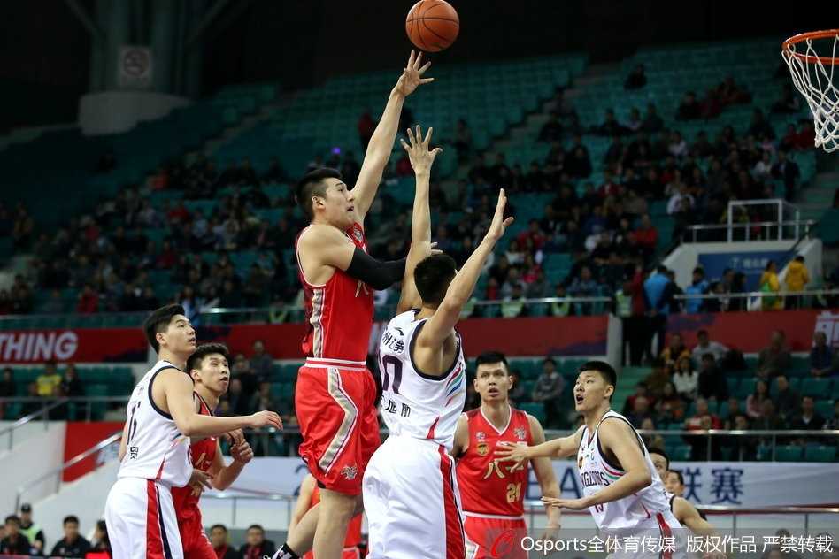 羊城风暴大胜军旅,广州龙狮送八一三连败 广州队年轻中锋范子铭背身单打八一队许钟豪,他用力倚住防守,转身跳投出手,篮球划过一道优美的弧线,网窝泛起洁白的水花,这一刻青春的力量无可阻挡。