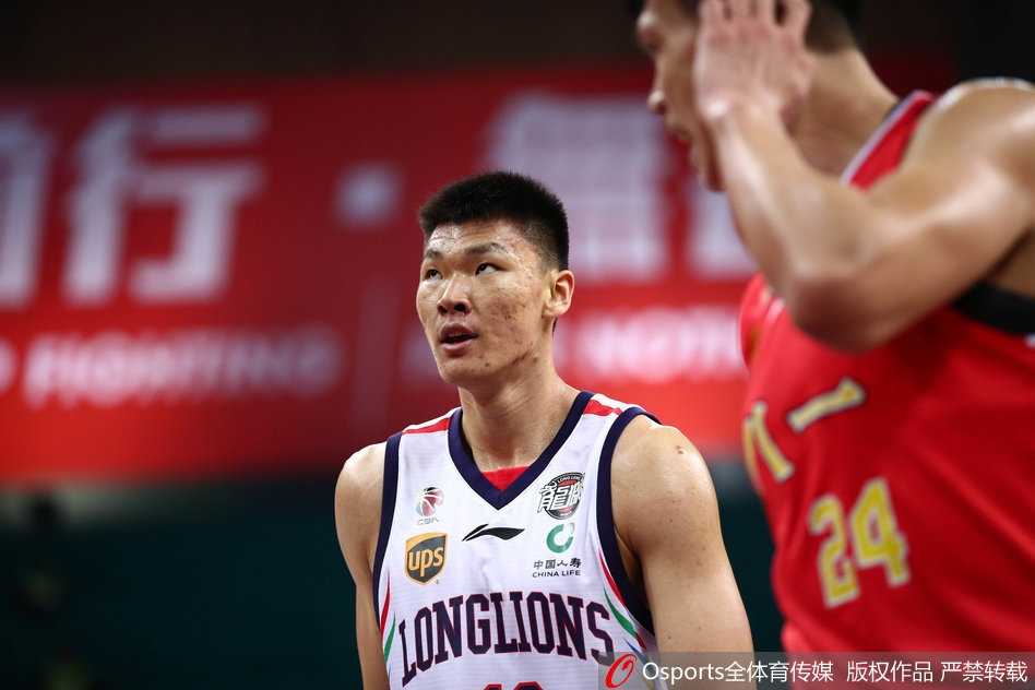 羊城风暴大胜军旅,广州龙狮送八一三连败 八一队年轻后卫面对广州队的双人包夹毫不畏惧,他压低重心,用灵活的胯下运球试图撕开防线,眼神中透露着军旅球队特有的那股不服输的倔强。