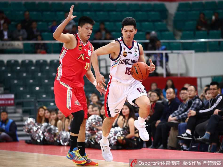 羊城风暴大胜军旅,广州龙狮送八一三连败 广州队克里斯顿在快攻中上演单臂暴扣,他身体完全舒展,如同大鹏展翅,篮球被狠狠砸进篮筐,引爆了全场球迷的热情,队友们也纷纷举手为他欢呼。