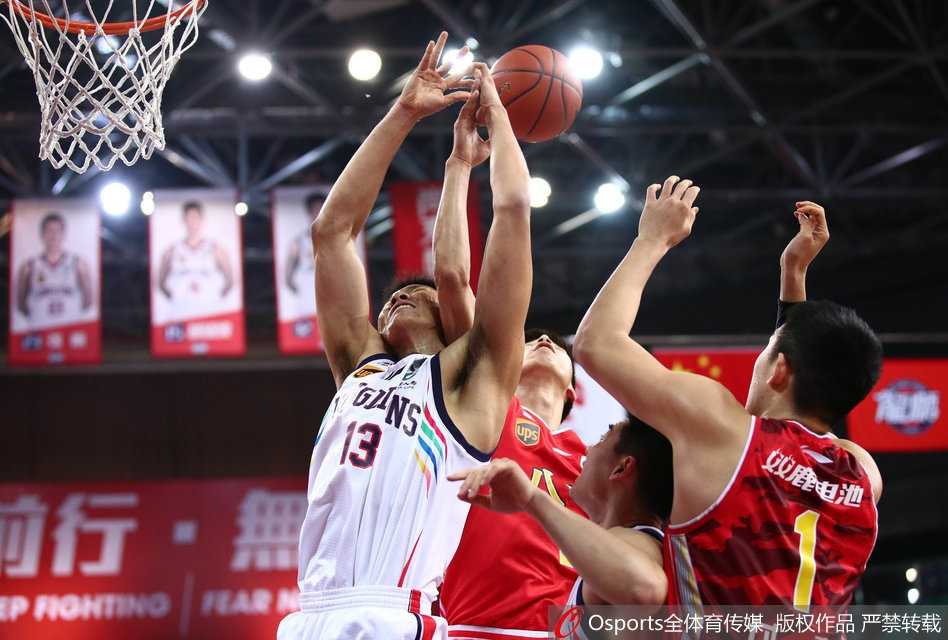 羊城风暴大胜军旅,广州龙狮送八一三连败 八一队许钟豪在篮下强打,他利用厚实的身板卡住位置,艰难地将球放进篮筐。尽管比分落后,但他脸上的坚毅表情仿佛在告诉队友:战斗还没有结束。