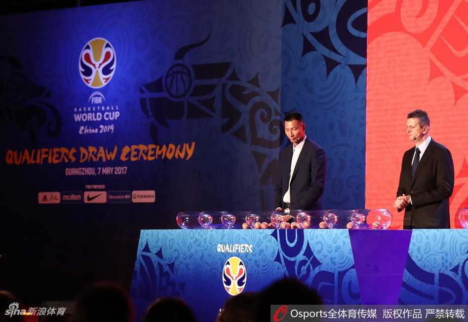 身着定制礼服的礼仪小姐步履轻盈，她双手稳稳托举着透明的亚克力抽签缸，缸内的签条在灯光下格外引人注目，静待嘉宾开启。