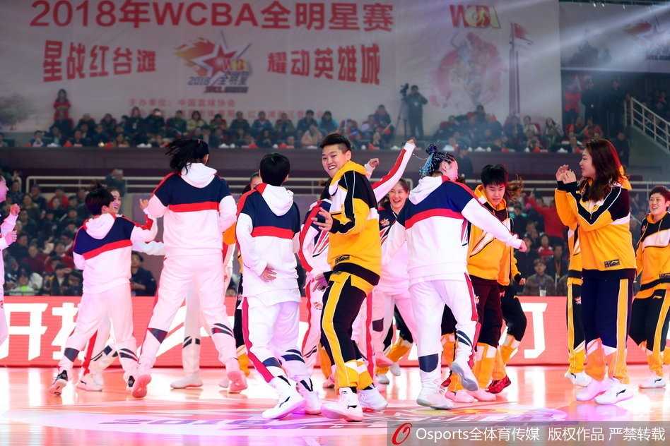 群星闪耀英雄城——二零一八赛季女子篮球全明星赛在南昌精彩绽放 荣获MVP的南区队核心球员露雯手捧奖杯,面对镜头露出自信而甜美的微笑,汗水与荣光交织,她是今晚最耀眼的明星。