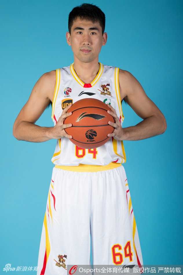 群英谱新篇:回顾南京同曦男篮二零一七2017-18赛季的壮志凌云 球队的最后一组群像,背景深邃,球员们或坐或立,定格成一支球队向着新赛季进发的全家福。