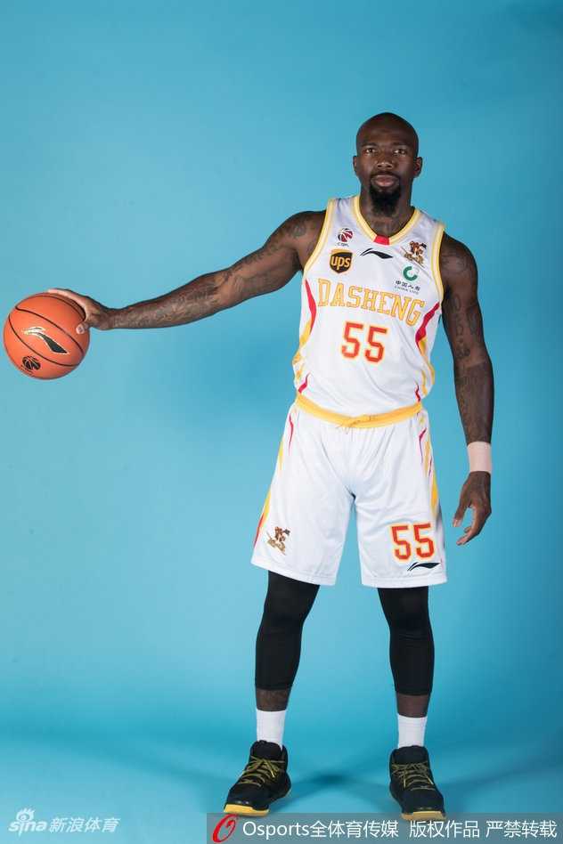 群英谱新篇:回顾南京同曦男篮二零一七2017-18赛季的壮志凌云 巴赫拉米、周仪翔、乔文瀚与宋建骅一字排开,伊朗铁骑与本土射手群神情专注,蓄势待发。