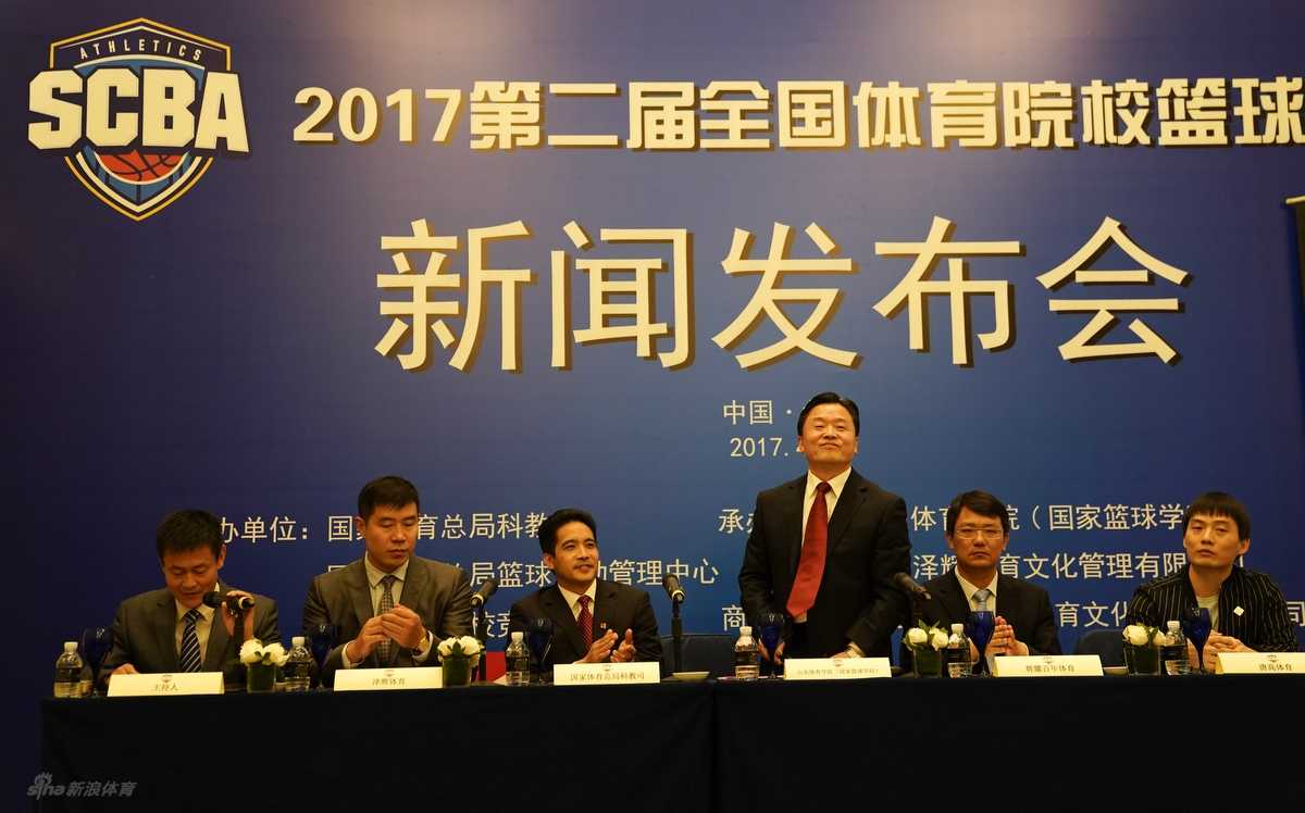发布会现场灯光璀璨，巨大的联赛背景板前，主持人正在向来宾介绍着新赛季的宏伟蓝图，台下嘉宾凝神静听，共同期盼SCBA的华丽绽放