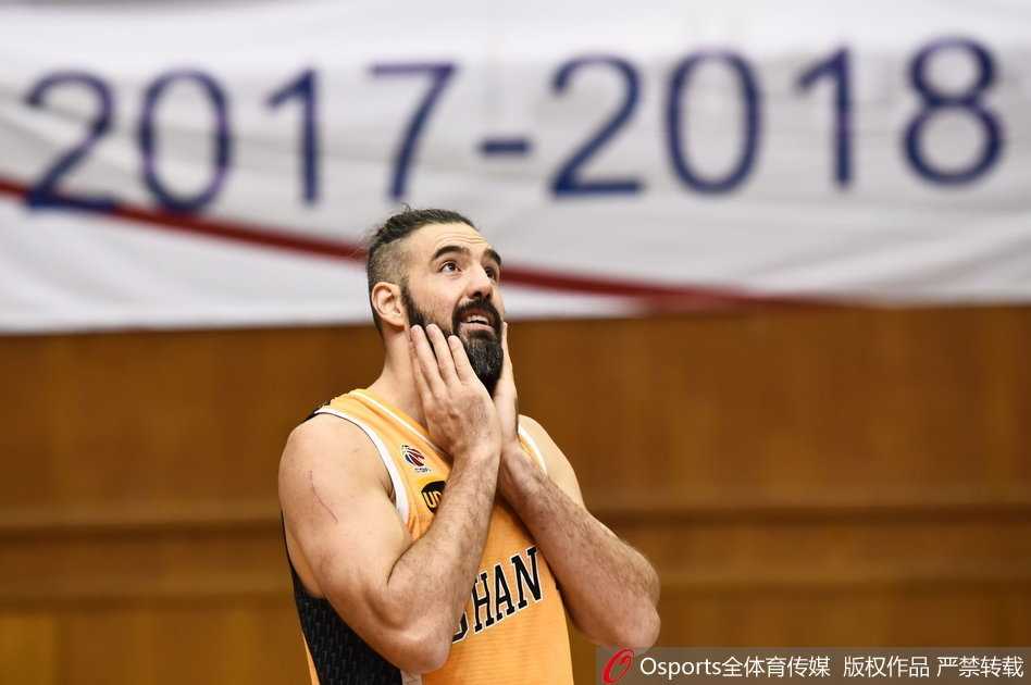 福建外援哈里斯摆脱防守飞身暴扣，气势如虹如天神下凡，全场沸腾为他欢呼喝彩