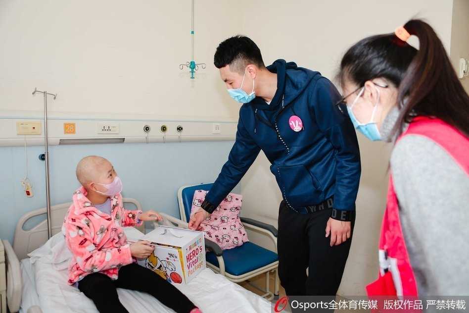 活动结束后，翟晓川和张松涛与几位手持自己涂鸦作品的小朋友合影留念，孩子们高高举起画作，虽然口罩遮住了大半张脸，但弯弯的笑眼透露出他们此刻无比快乐的心情