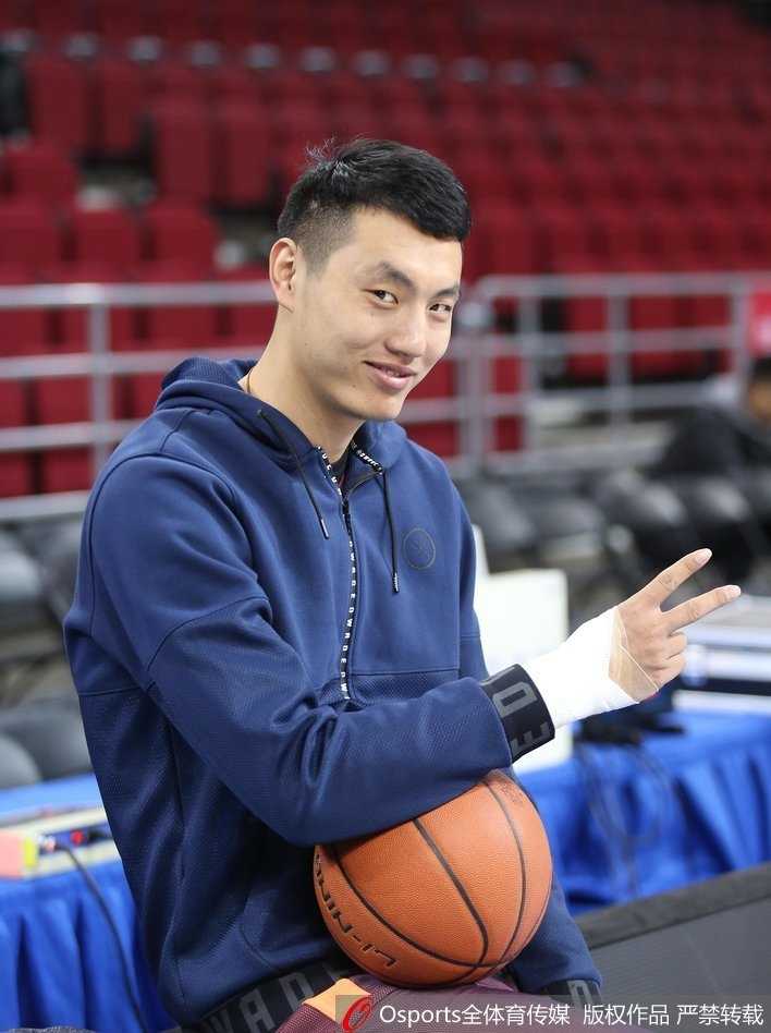 训练场上，翟晓川正在进行运球练习，受伤的右手缠满绷带，他专注地盯着篮球，用左手完成控制，身体姿态显示出他对训练的投入。