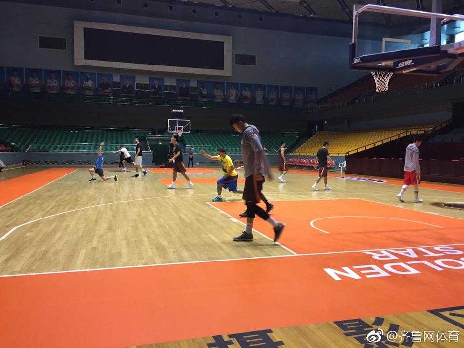 老将风骨,山东西王男篮备战热身高涨 张庆鹏笑谈“早鸟”秘籍 张庆鹏在训练中一丝不苟,仿佛在实战中一般,正在进行运球后的急停跳投,篮球在空中划出优美弧线。