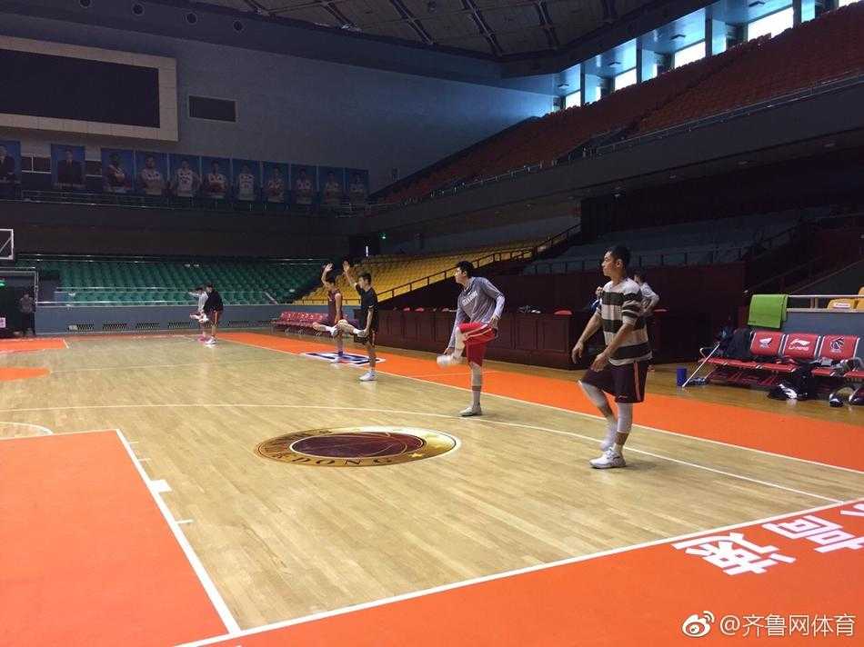 老将风骨,山东西王男篮备战热身高涨 张庆鹏笑谈“早鸟”秘籍 训练间隙,张庆鹏主动拉着年轻内线球员,手指球场位置,耐心讲解跑位与挡拆时机,眼神中充满鼓励。