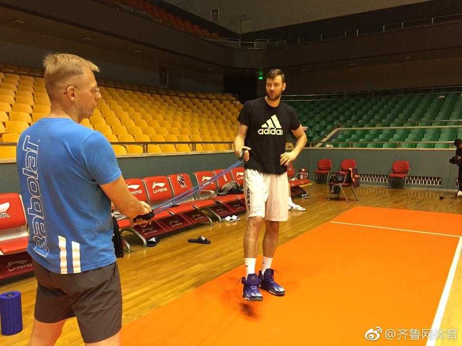 老将风骨,山东西王男篮备战热身高涨 张庆鹏笑谈“早鸟”秘籍 张庆鹏在三分线外接球就投,动作流畅如教科书,身旁的年轻防守队员虽全力扑防,却只能望球兴叹。