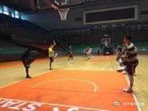 老将风骨,山东西王男篮备战热身高涨 张庆鹏笑谈“早鸟”秘籍 老将张庆鹏眼神坚毅,提前数小时抵达空无一人的球馆,独自开始热身训练,汗水已浸透衣衫。