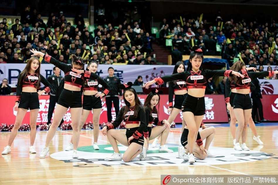 动感音乐中，篮球宝贝们排列整齐，用充满力量感的舞步和自信的笑容，为赛场注入无限青春活力