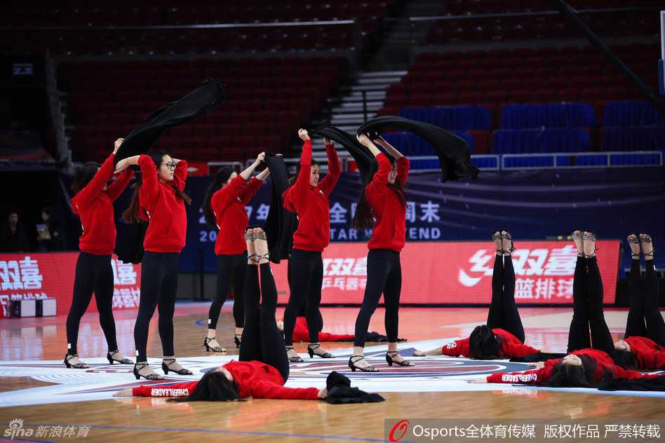 排练间隙，几名队员正在讨论动作细节，即使休息也在琢磨如何让舞姿更富感染力。