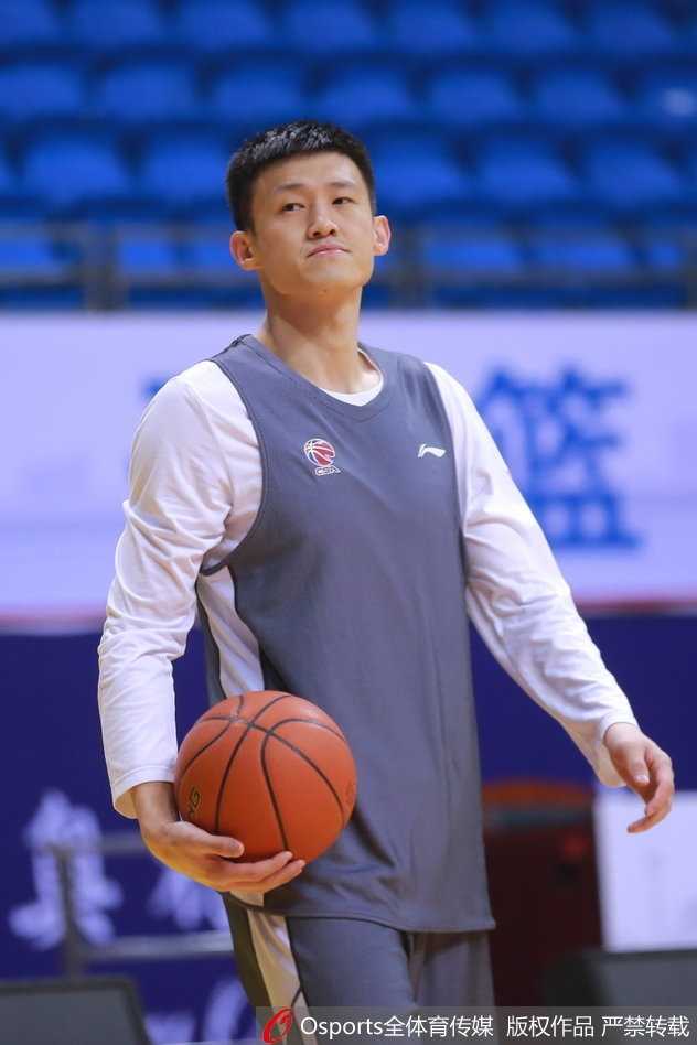 在力量训练环节，阿联正在进行上肢拉伸，肩膀的三角肌与手臂的肱二头肌隆起如钢铁浇筑，展现了极高的肌肉质量。