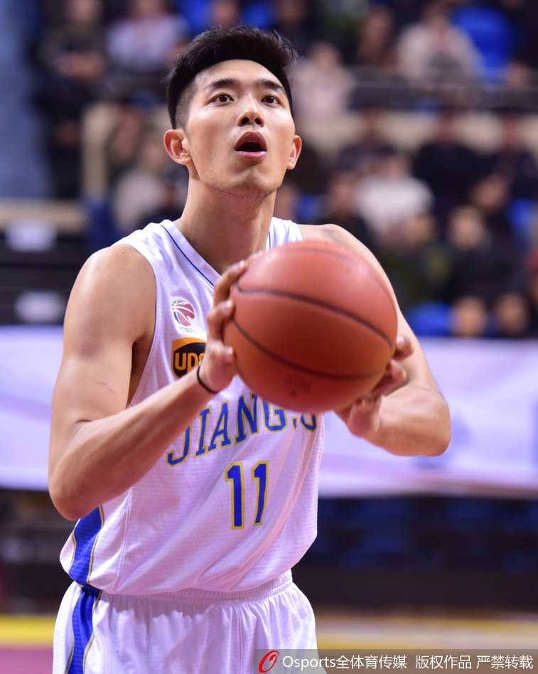 江苏肯帝亚外援拉杜利察背身单打，用强壮的身体卡住位置，转身勾手命中，展现欧洲内线的细腻技术