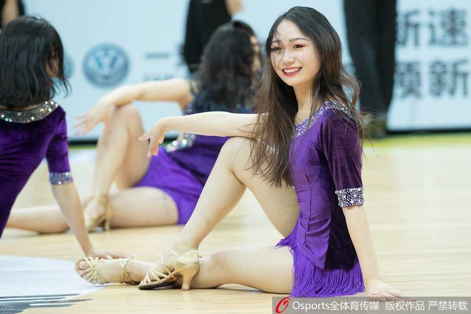 肯帝亚主场篮球宝贝激情热舞,引爆苏沪大战球迷热情 比赛进入白热化,暂停期间的啦啦队摆出充满力量的造型,用静止的瞬间积蓄能量,仿佛与场上的队员们同呼吸共命运。