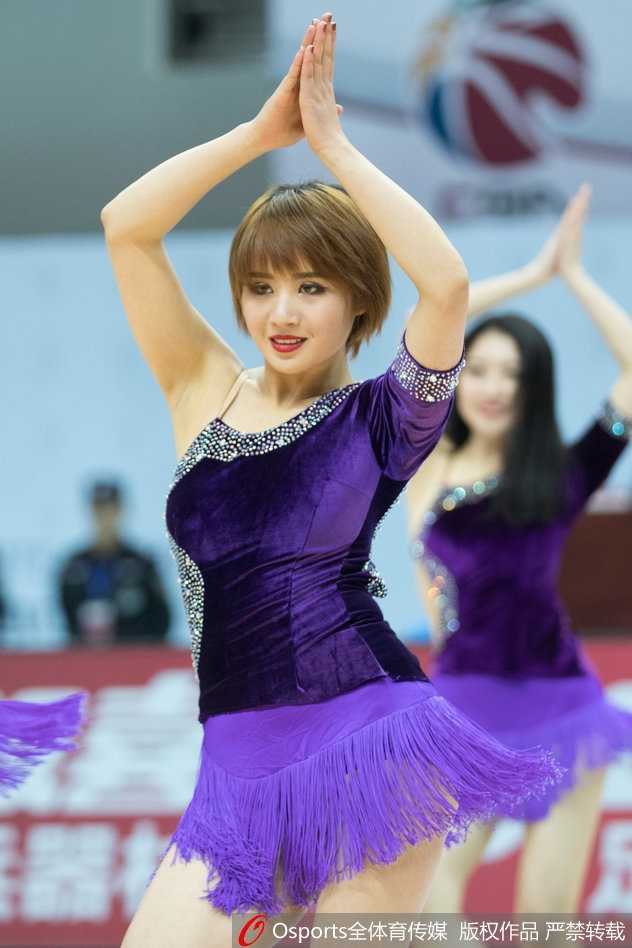 肯帝亚主场篮球宝贝激情热舞,引爆苏沪大战球迷热情 领舞的啦啦队长眼神坚定,高举双手打着节拍,身后的队友们整齐划一,在球队落后的半场时刻用激情感染着每一位观众。