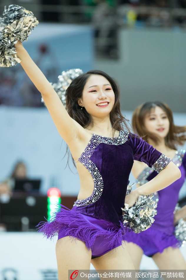 肯帝亚主场篮球宝贝激情热舞,引爆苏沪大战球迷热情 赛后庆祝时刻,姑娘们围拢在一起,笑容比手中的花球更加明艳,她们用完美的表现赢得了全场最后的掌声与欢呼。