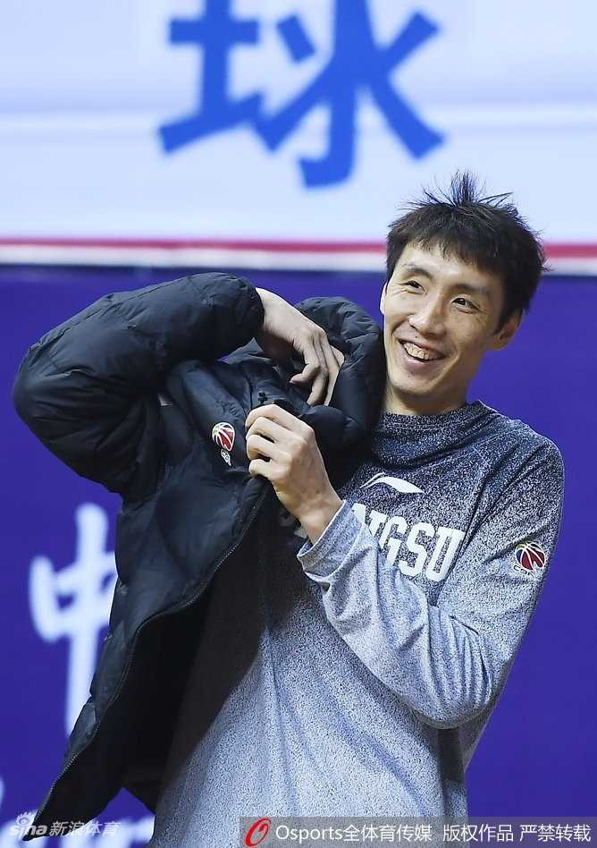 吴冠希在篮下卡位要球，身体对抗中充满力量感，他在内线的轮换为球队提供了重要支持。