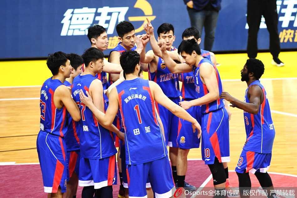 布鲁克斯在防守球员的围堵下，眼神如炬，高高跃起干拔三分，篮球在空中划出一道美妙的弧线直坠网窝，瞬间点燃了整个主场的气氛。