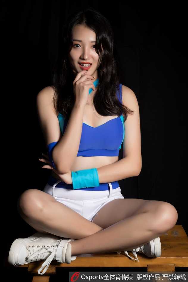 肯帝亚宝贝秀出修长身姿，侧身凝望，在聚光灯下宛如雕塑般精致，每一个细节都散发着凯旋之舞的荣耀