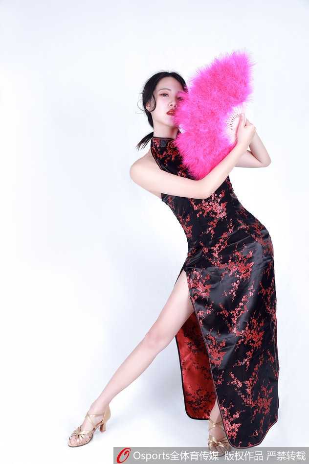 肯帝亚篮球宝贝旗袍风韵 凯旋之舞彰显东方之美 特写镜头下,肯帝亚篮球宝贝妆容精致,旗袍上的刺绣纹样细腻华美,眼神中透露出凯旋归来的自信与从容