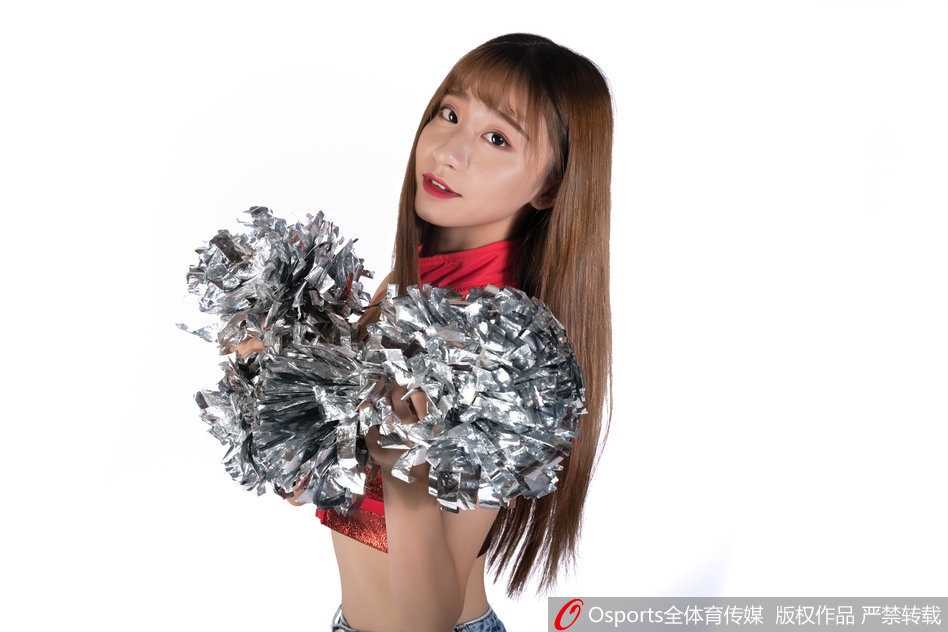 全景镜头下，所有篮球宝贝面向球场中央，动作整齐划一挥动手臂，脸上洋溢着极具感染力的笑容，她们用热情为即将上场的国家男篮将士们注入必胜信念。