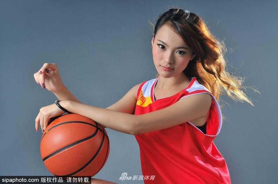 胡晓燕化身篮球宝贝,香艳写真定格球场魅力瞬间 胡晓燕在夕阳下露出灿烂笑容,画面唯美