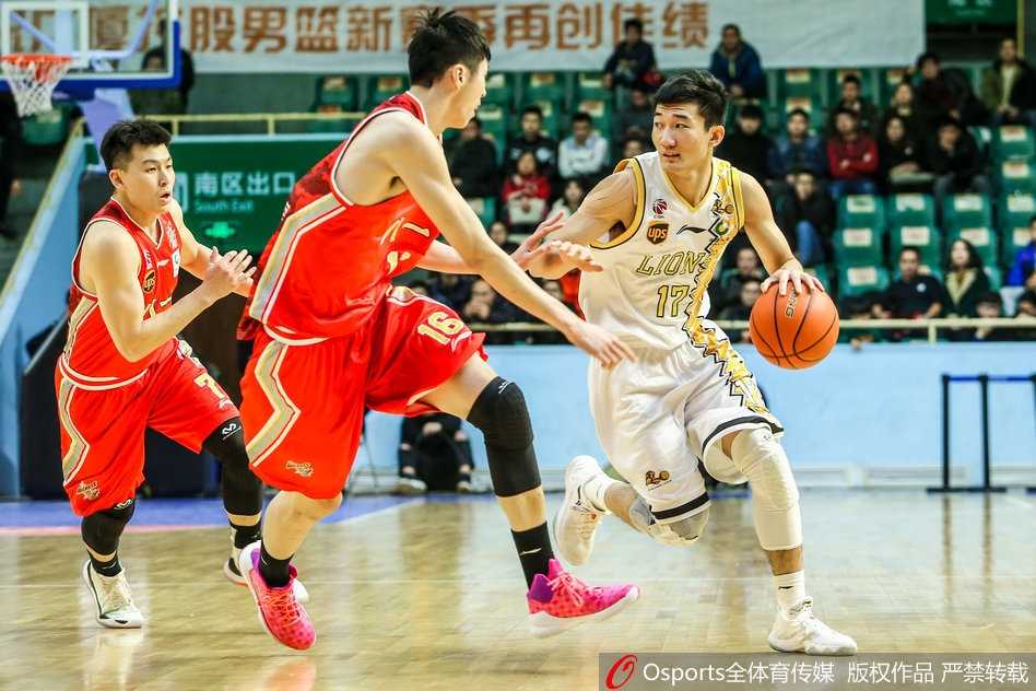 八一队小将田宇翔如灵猫般穿梭于广厦防线，面对补防毫无惧色，他果断急停跳投，眼神中透露出必胜的信念和年轻人的冲劲。