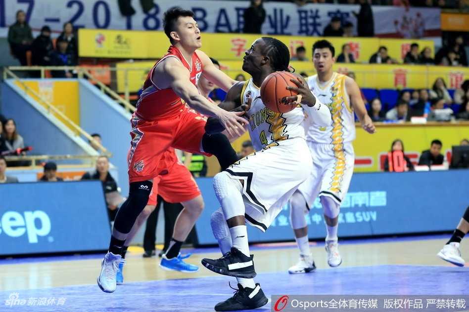 广厦队教练李春江双手比划着战术手势，眼神犀利地盯着场上每一个细节，他的运筹帷幄是球队下半场能够掀起逆转狂潮的关键所在。