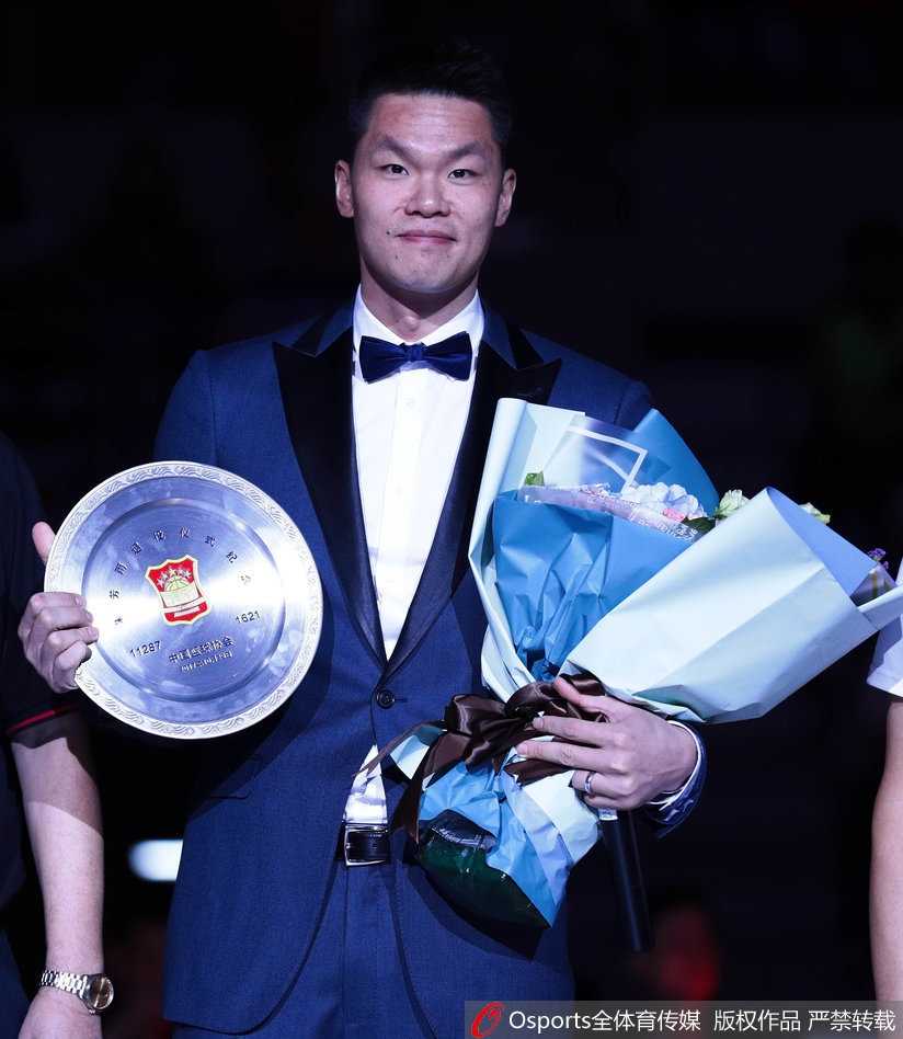 致敬八冠王传奇:朱芳雨八号球衣高悬东莞,万分先生转身开启新篇章 红色的帷幕缓缓揭开,朱芳雨的八号球衣正式亮相在聚光灯下,即将与杜锋和积臣的退役球衣并肩,永远守护着广东宏远的主场。