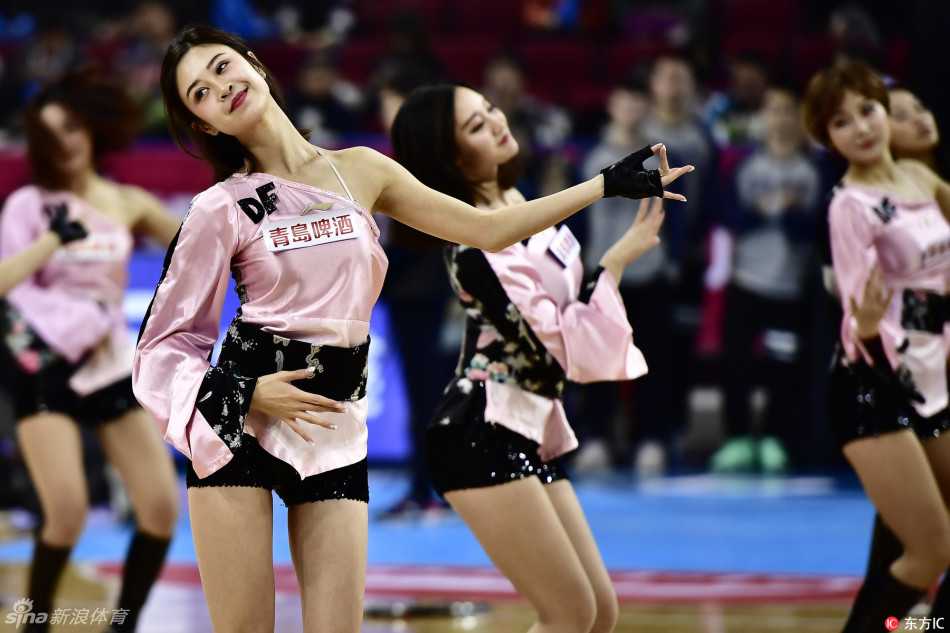 舞动篮坛的烈火玫瑰:揭秘CBA赛场上的靓丽风景线 啦啦队宝贝们随着动感音乐奋力跃起,整齐划一的动作如同绽放的青春之花,瞬间点燃全场热情。
