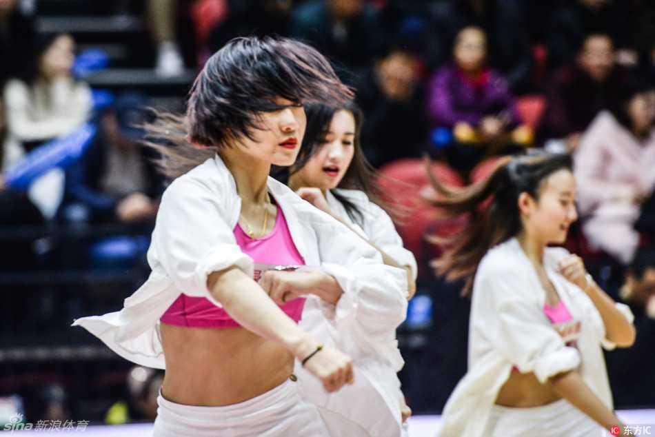 舞动篮坛的烈火玫瑰:揭秘CBA赛场上的靓丽风景线 动感节拍中,宝贝们舞动金色花球,飞扬的发丝和自信的笑容,成为激烈比赛中最治愈的瞬间。