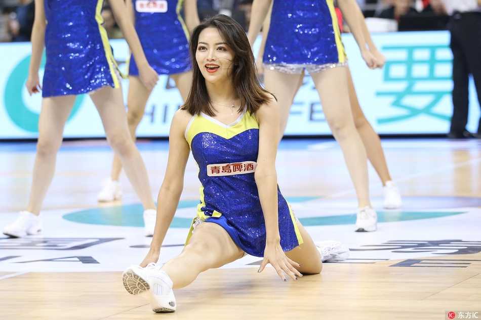 舞动赛场展芳华 揭秘CBA啦啦宝贝的一字马绝技 表演结束,宝贝们随着音乐的尾声优雅起身,她们面向观众,挥手致意。完美的演绎和灿烂的笑容,赢得了全场雷鸣般的掌声与喝彩。