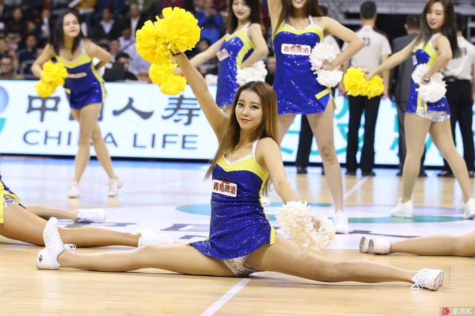 舞动赛场展芳华 揭秘CBA啦啦宝贝的一字马绝技 灯光聚焦下,篮球宝贝们奋力跃起,在空中定格成整齐划一的一字马,修长的身姿宛如惊鸿一瞥,将力与美完美融合。