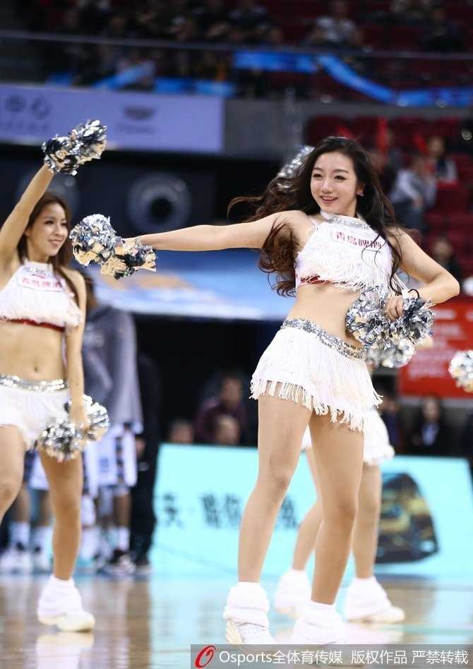 舞动赛场的精灵:北京首钢篮球宝贝与她们的CBA热血时刻 在绚烂的灯光下,一位篮球宝贝正完成一个优雅的旋转动作,裙摆飞扬,发丝舞动,这一刻她仿佛化身为冰上精灵,将竞技体育的力与美诠释得淋漓尽致。
