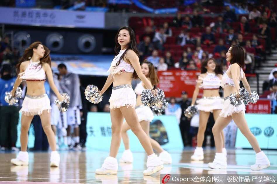 舞动赛场的精灵:北京首钢篮球宝贝与她们的CBA热血时刻 北京首钢篮球宝贝们集体摆出富有感染力的Pose,她们脸上洋溢着的青春笑容和整齐划一的服装造型,完美展现了团队的凝聚力与积极向上的精神风貌。